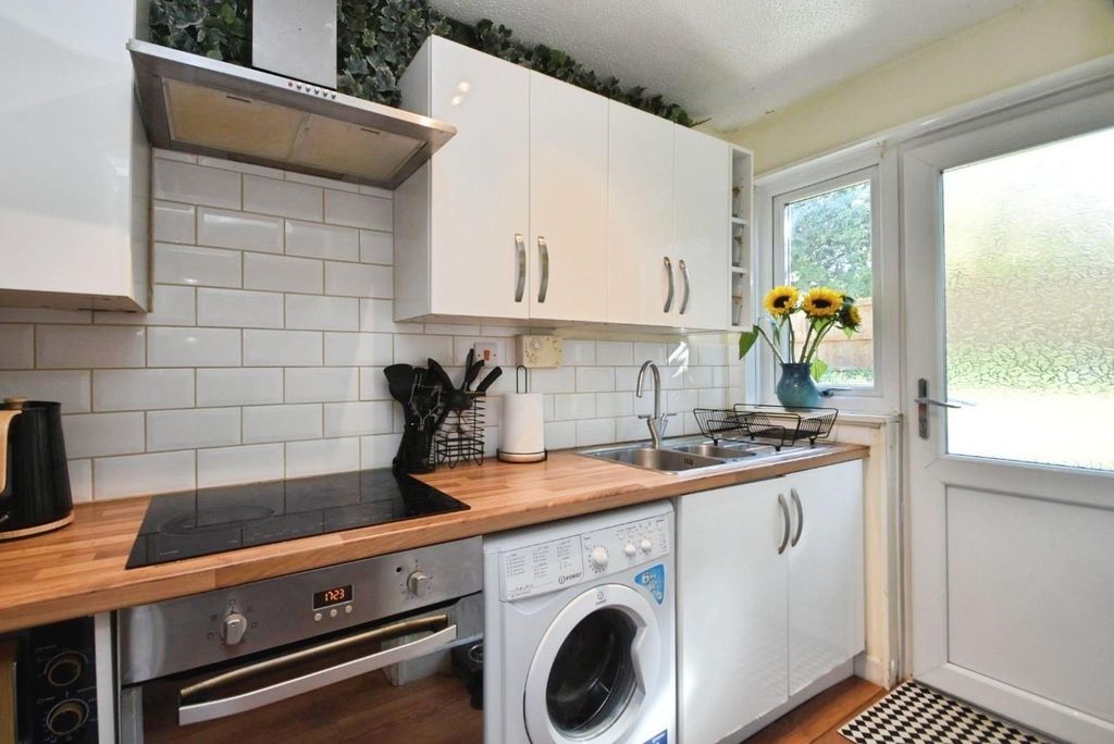 Property photo 2 of 13 01980494-Markenfield011.Jpg