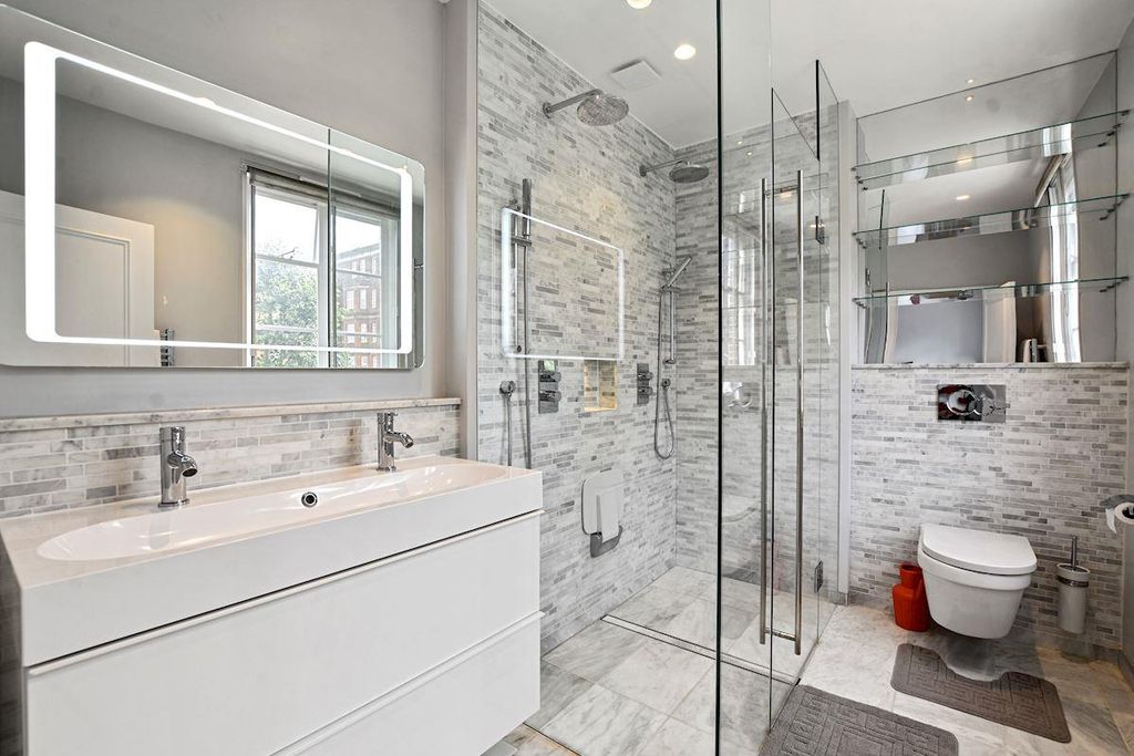 Property photo 3 of 8 Bathroom 1.Jpg
