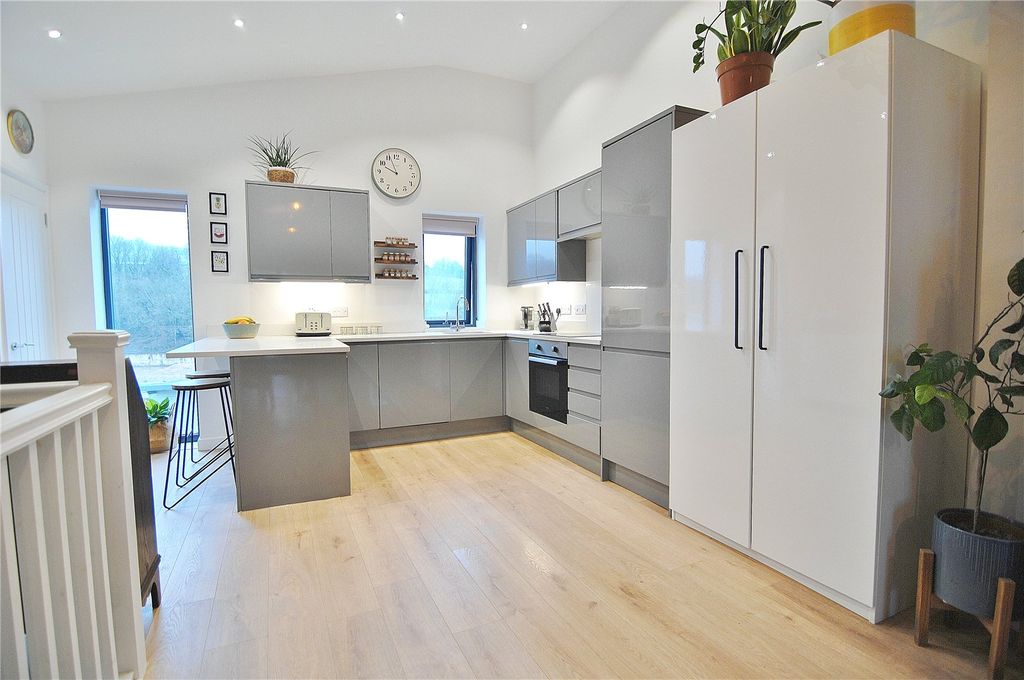 Property photo 3 of 26 Picture No. 30