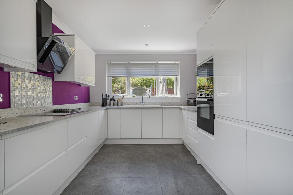 Property photo 2 of 28 Kitchen