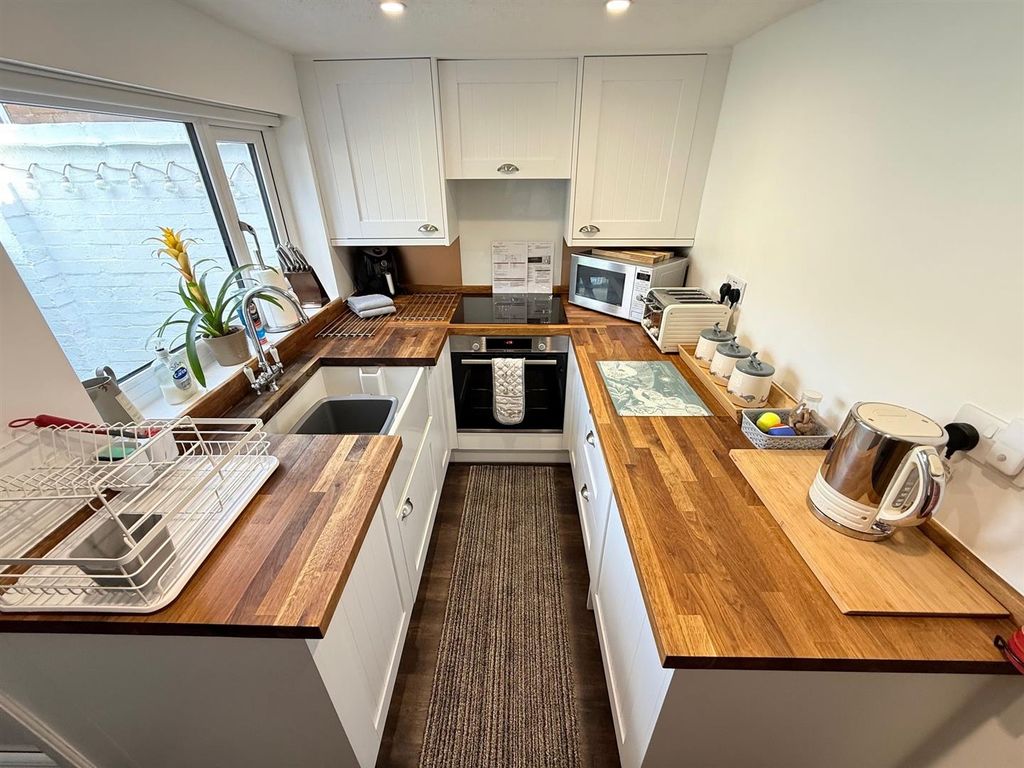 Property photo 3 of 16 Kitchen