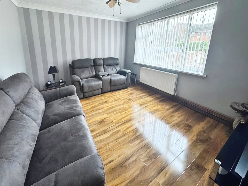 Property photo 3 of 14 Lounge