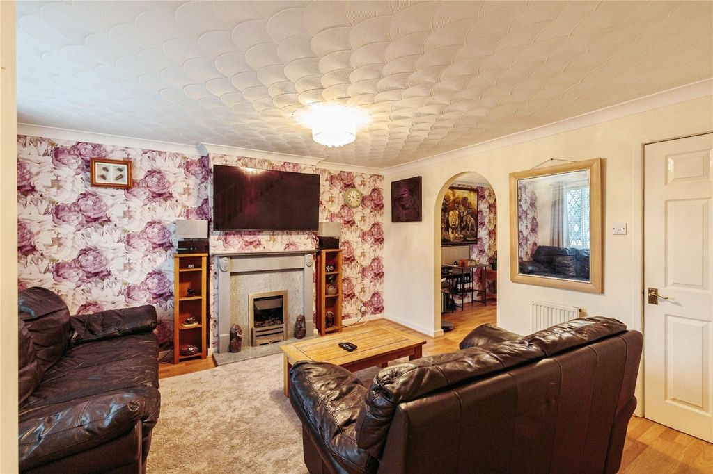 Property photo 3 of 16 Lounge