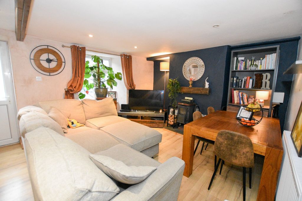 Property photo 2 of 10 Lounge