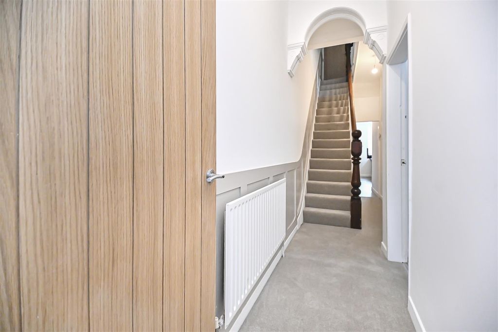 Property photo 2 of 31 178 Chapel Street Entrance Hall (2).Jpg