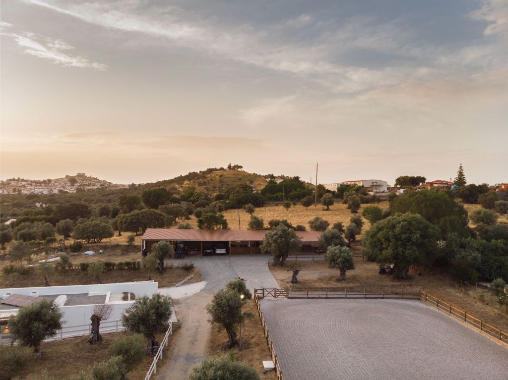 Property photo 2 of 33