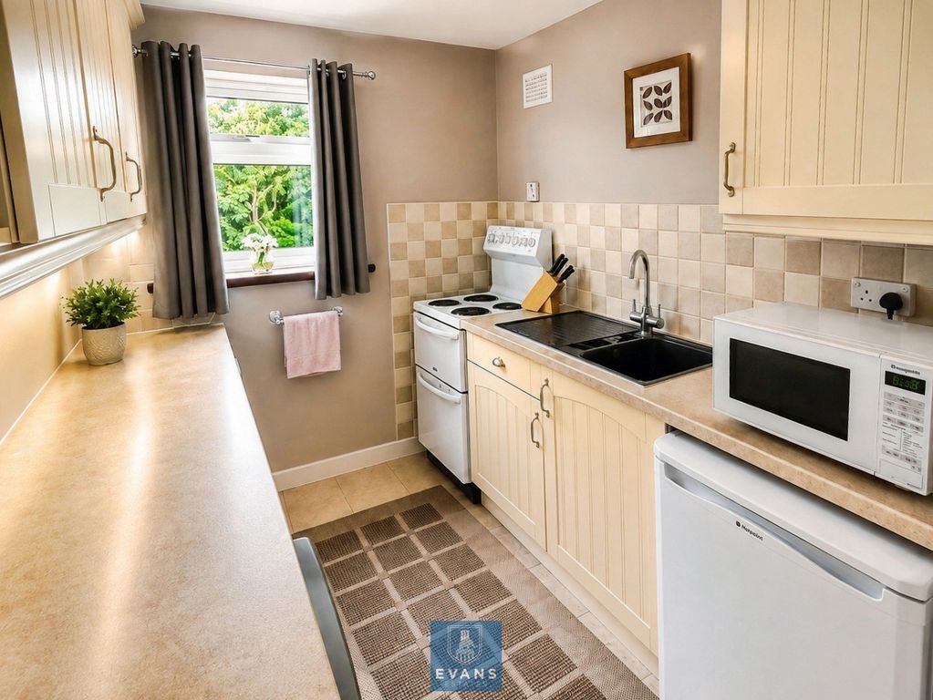 Property photo 3 of 10 Kitchen
