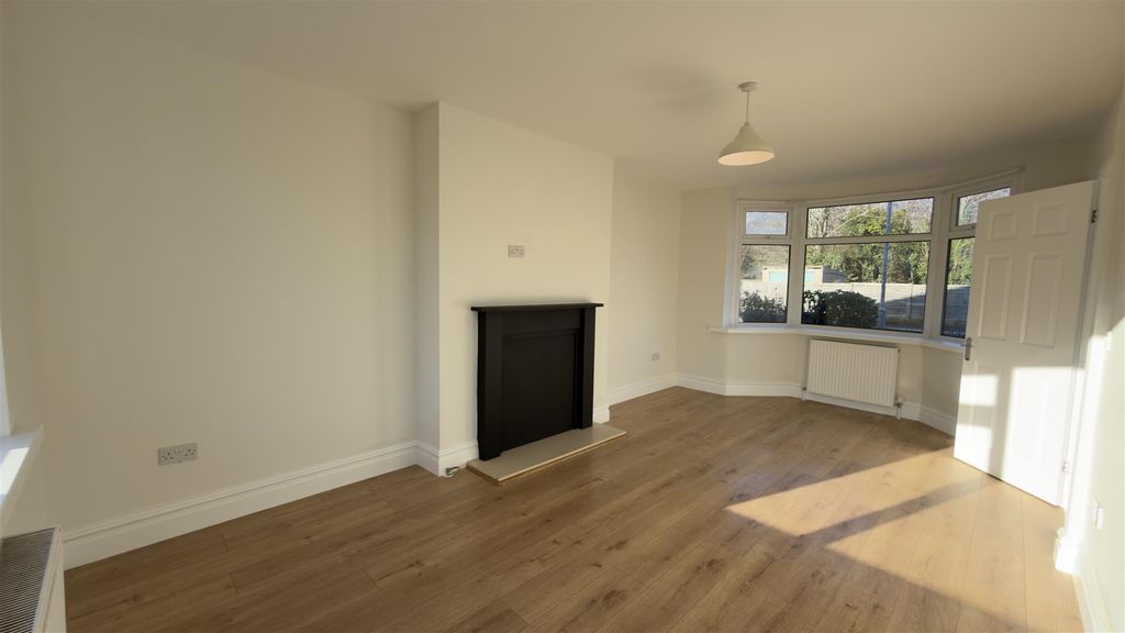 Property photo 1 of 16 Living Room 04.Jpg