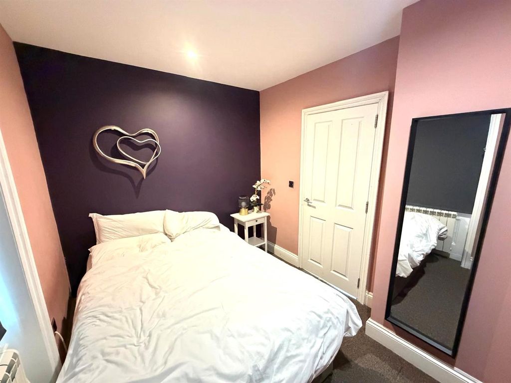 Property photo 3 of 5 Bedroom.Jpg