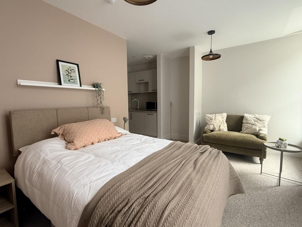 Property photo 2 of 18 Bedroom