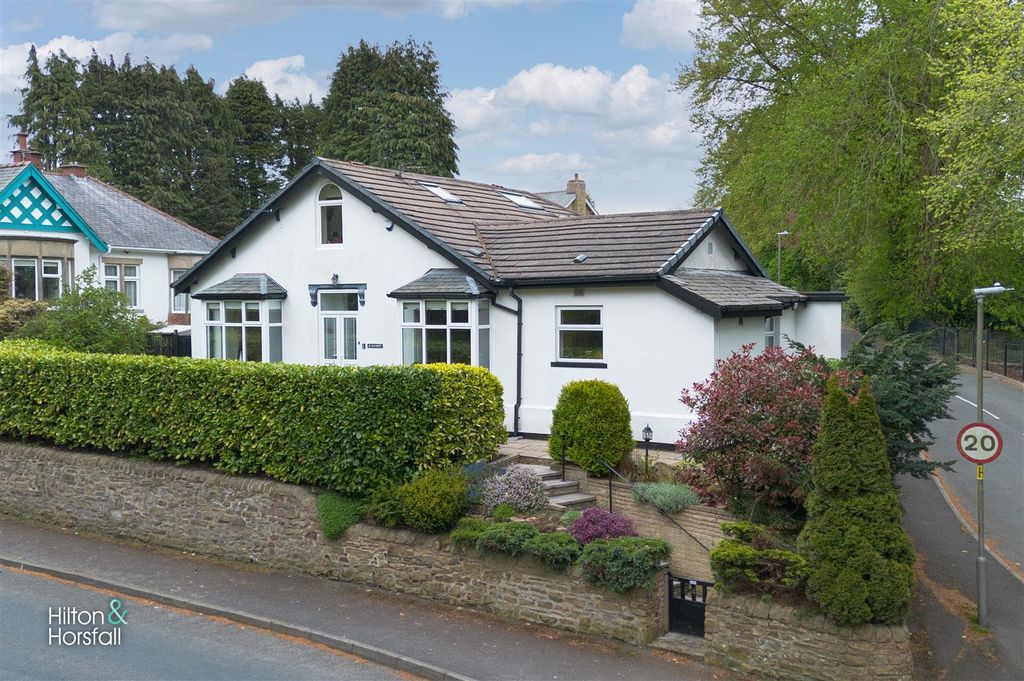 Property photo 1 of 32 Barnoldswick Road