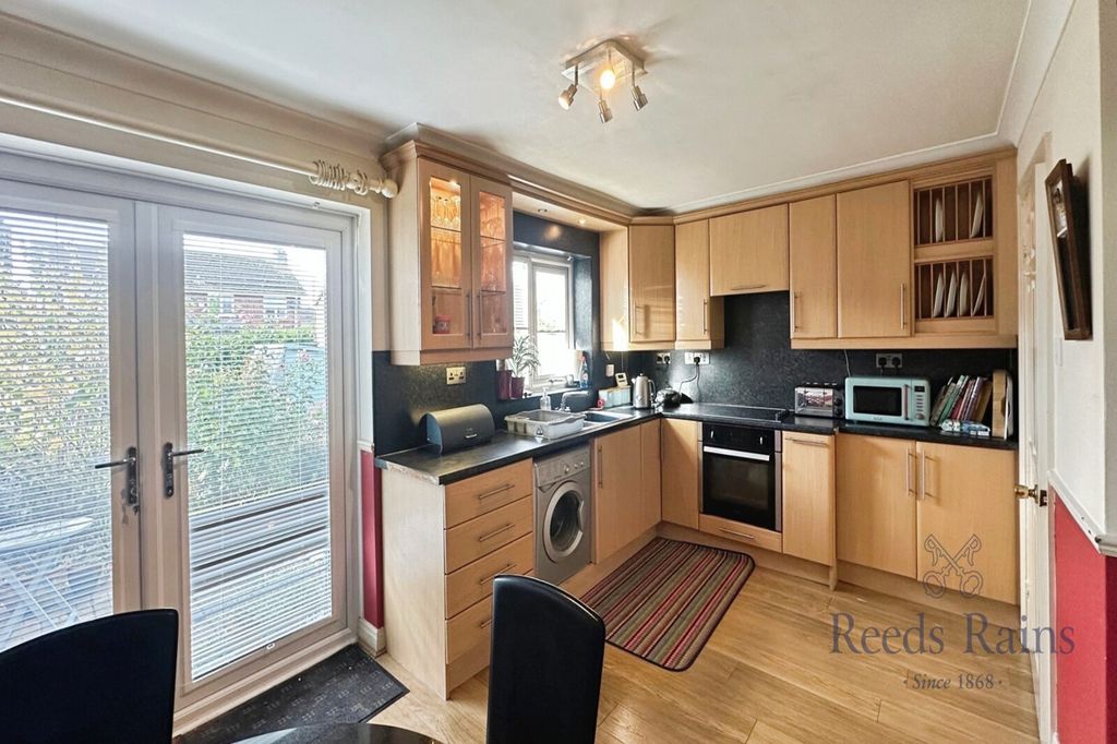 Property photo 3 of 14 Kitchen