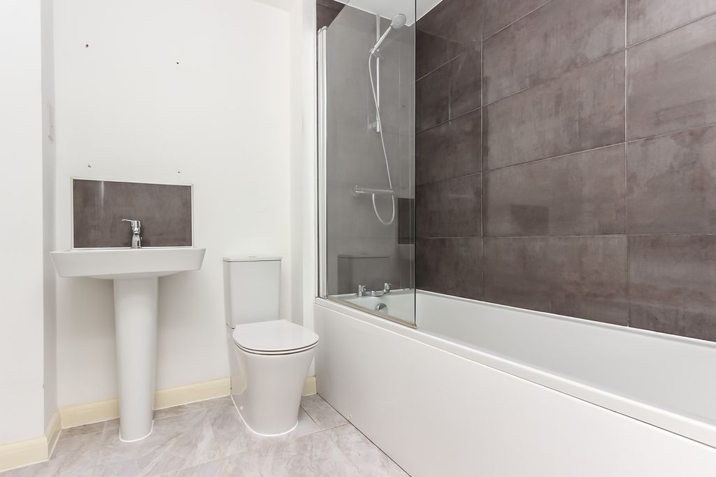 Property photo 3 of 12 Bathroom