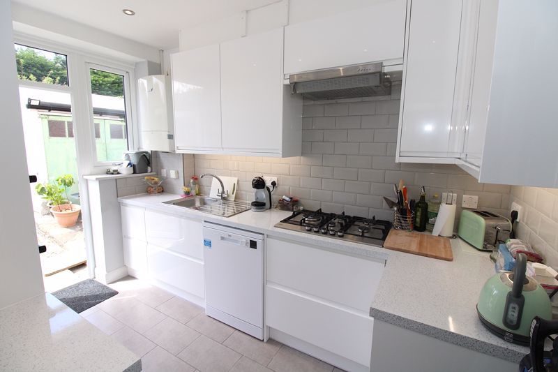 Property photo 3 of 9 Photo 6