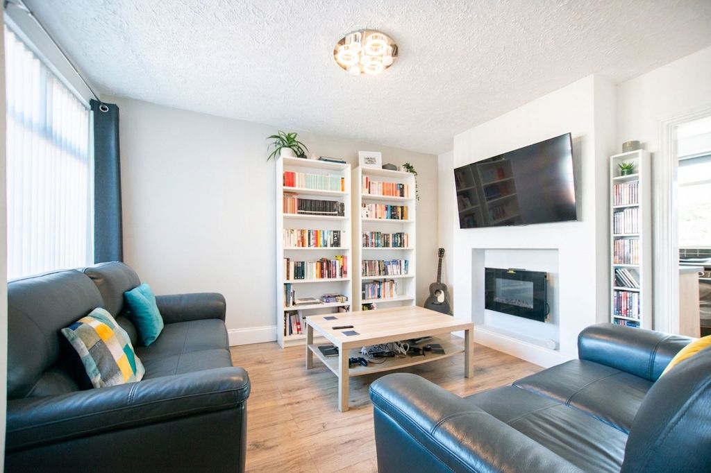 Property photo 3 of 17 Living Room