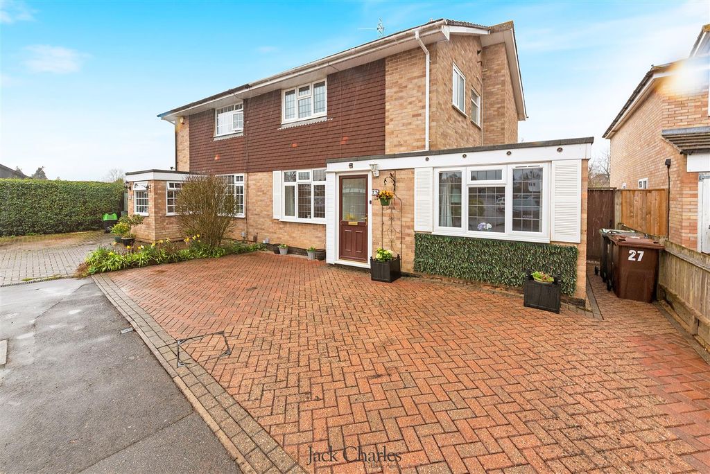 Property photo 1 of 29 27 Croft Close-44.Jpg