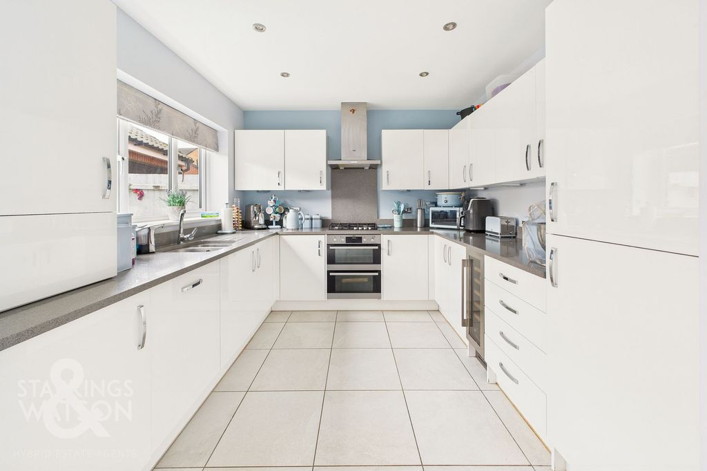 Property photo 3 of 27