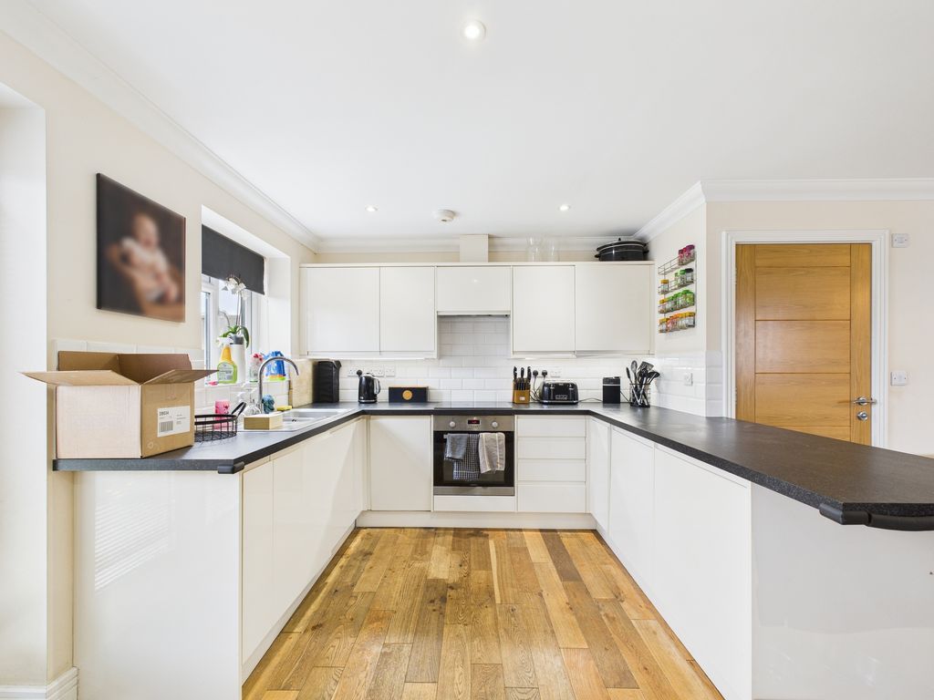 Property photo 2 of 10 Kitchen