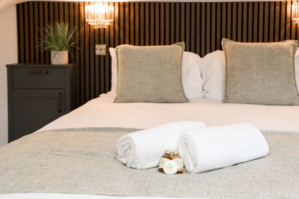 Property photo 3 of 12 Stylish Double Bed With Fresh Towels And Amenities...