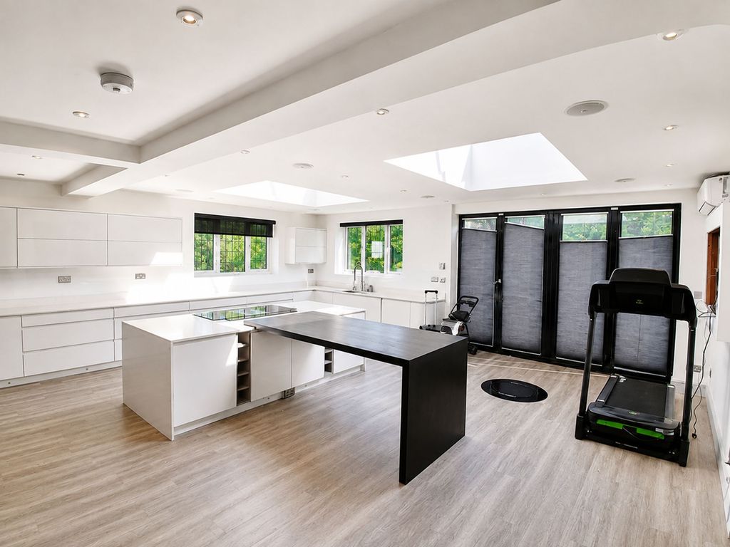 Property photo 3 of 31 Kitchen