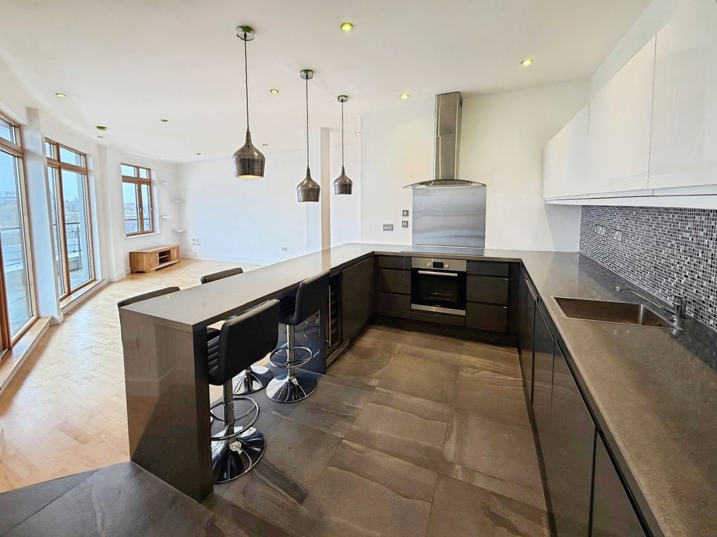 Property photo 2 of 27