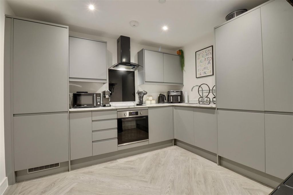 Property photo 3 of 13 661Fd5E4-B411-4081-84Da-9315Fbe12BAE_1_201_A.Jpeg