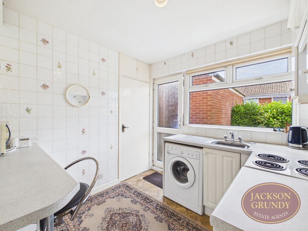 Property photo 2 of 8 16 Holmwood Close