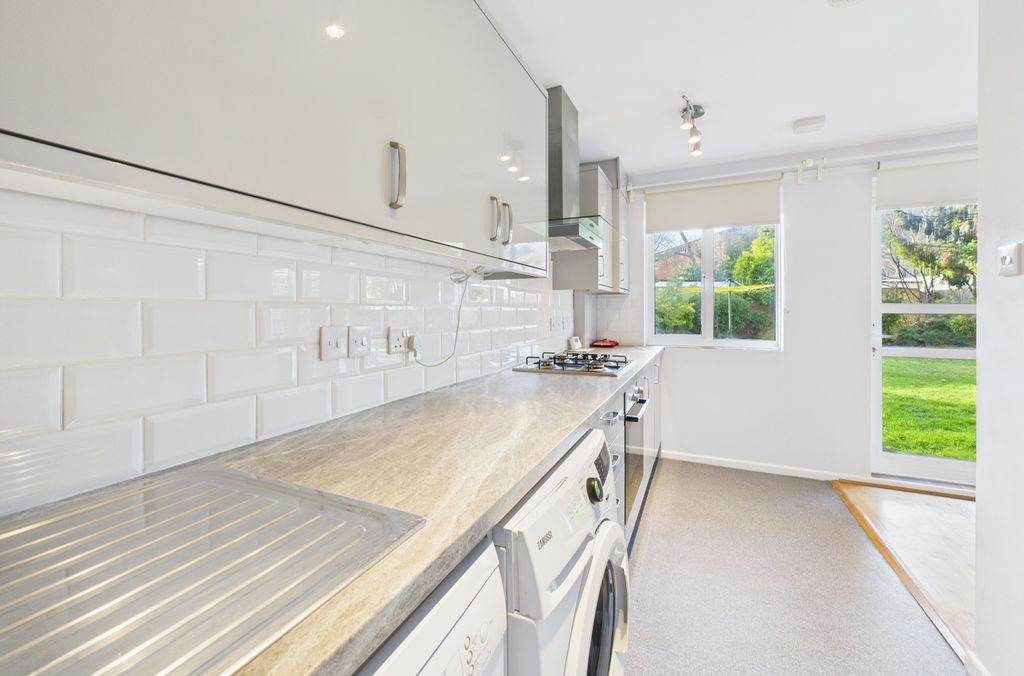 Property photo 3 of 13 Cam02545G0-Pr0535-Still005