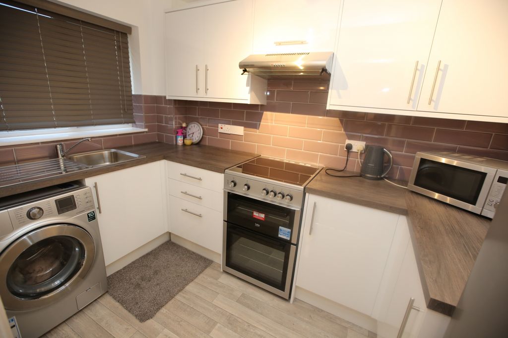 Property photo 1 of 5 One Bedroom Ground Floor Flat To Let