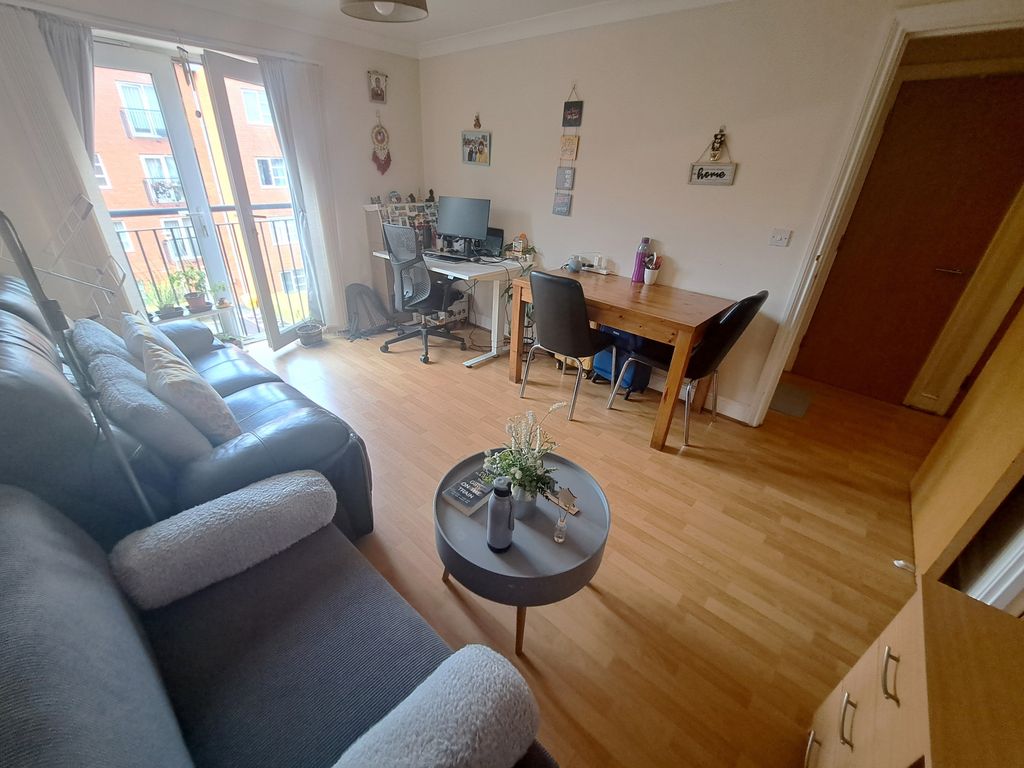 Property photo 3 of 8 Lounge 2