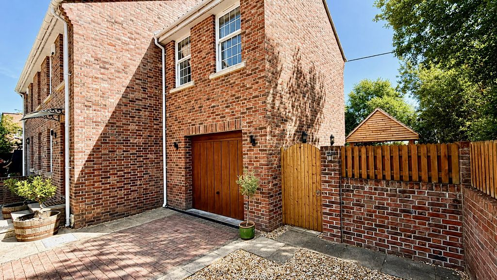 Property photo 2 of 25