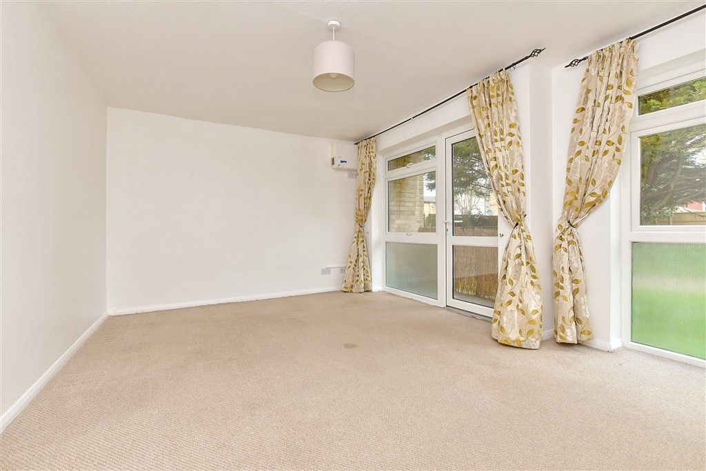 Property photo 3 of 15 Lounge