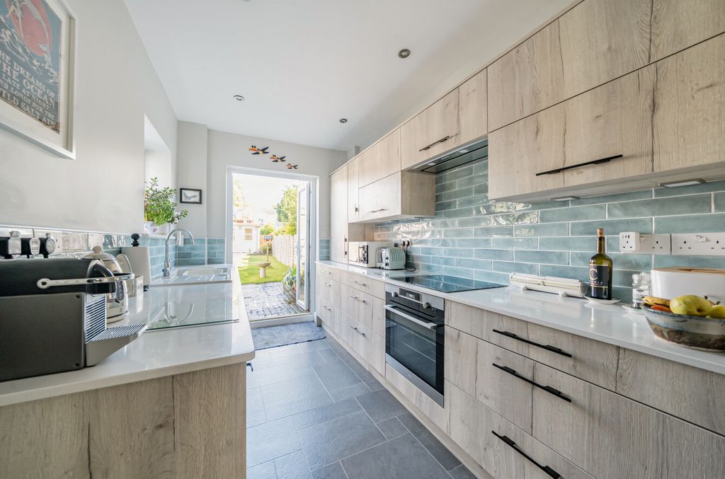 Property photo 3 of 22 1354129-16-68c2Db...