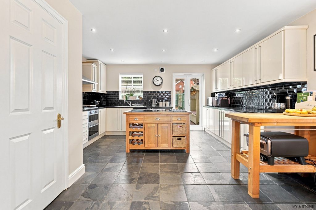 Property photo 3 of 31 4977713