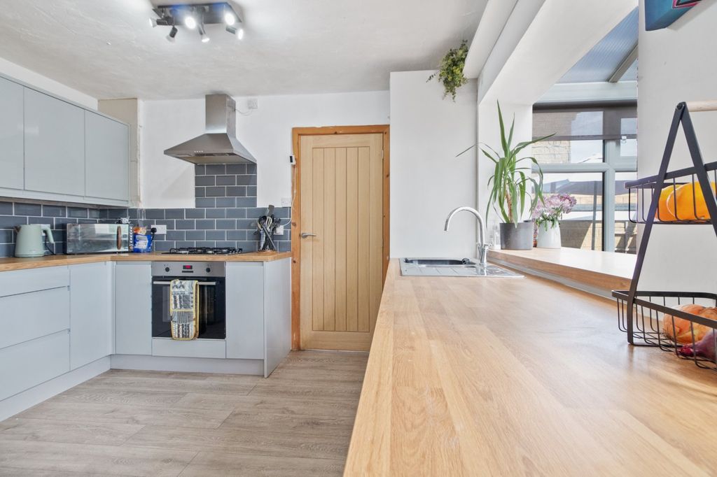 Property photo 3 of 20 Breakfast Kitchen