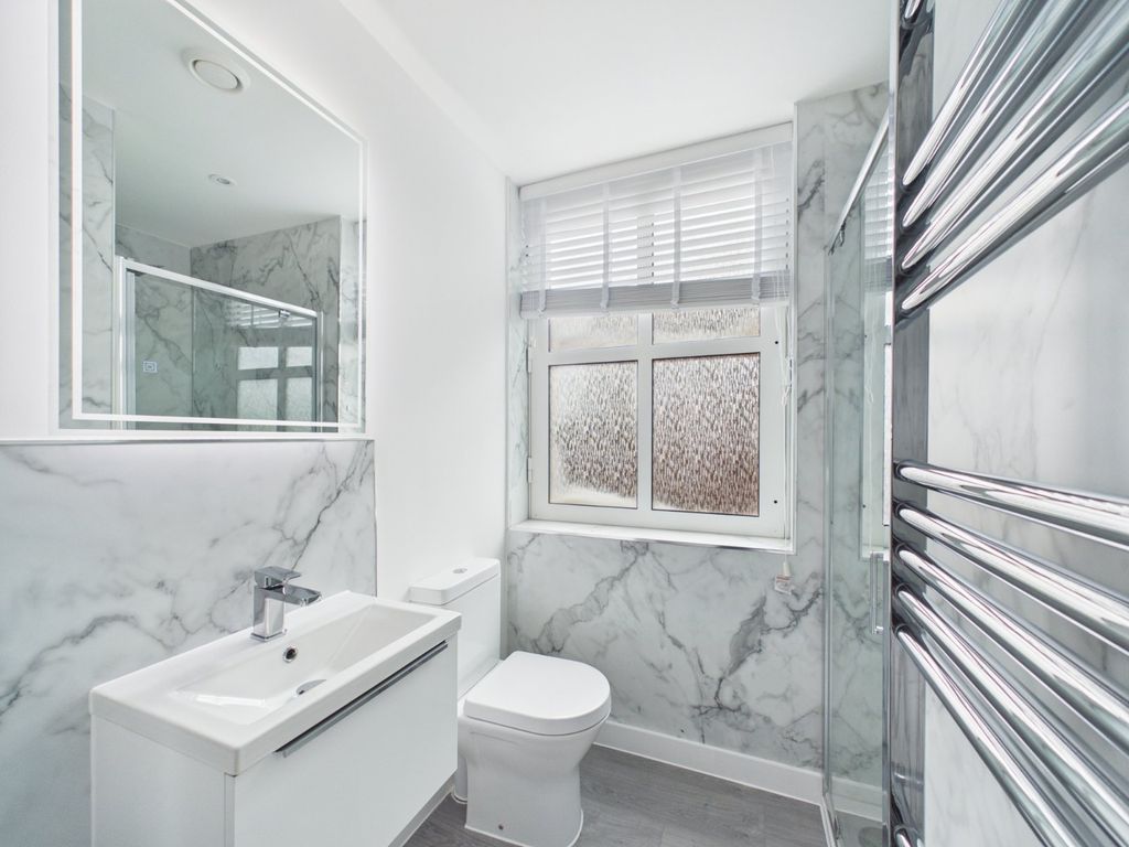 Property photo 3 of 14 Toilet