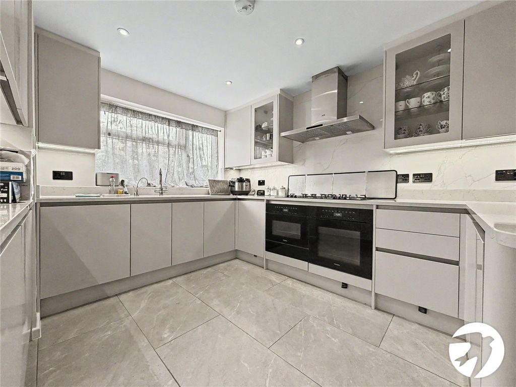 Property photo 3 of 17 Kitchen
