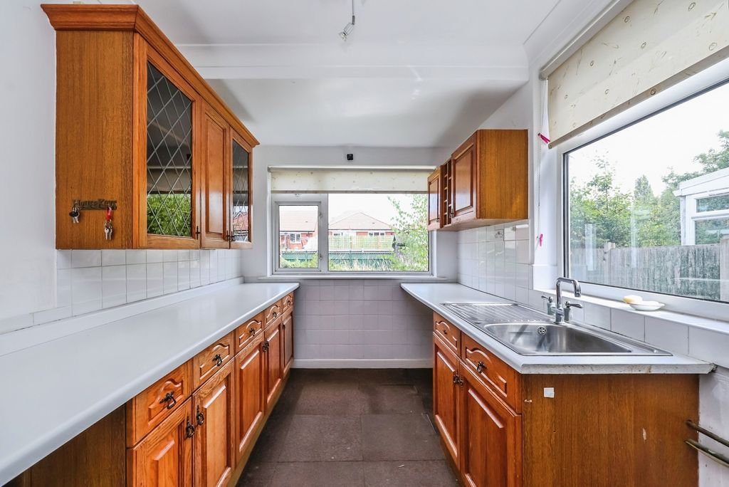 Property photo 3 of 13 Fitted Kitchen