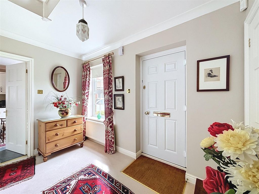 Property photo 3 of 38 Entrance Hall