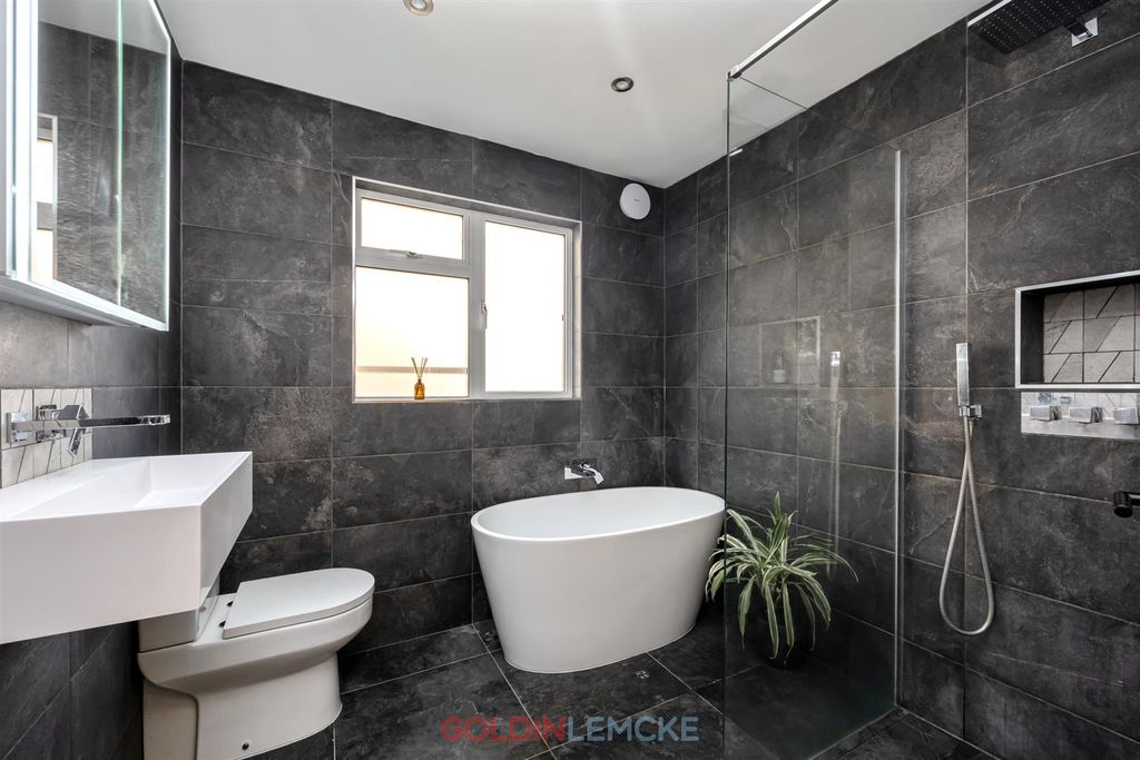 Property photo 2 of 17 Bathroom
