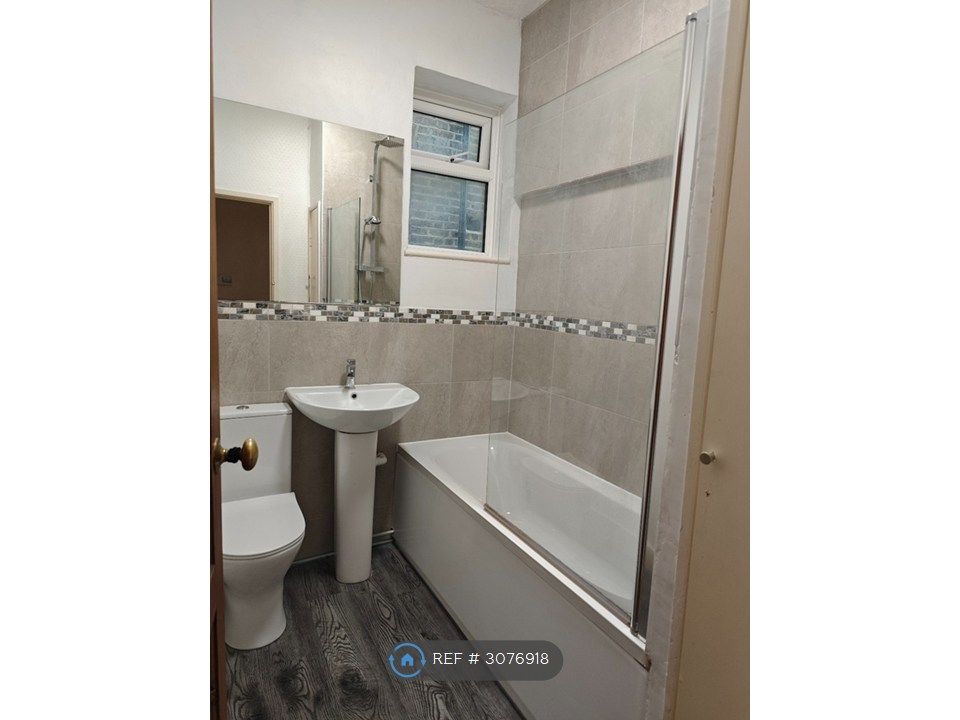 Property photo 2 of 8 Bathroom
