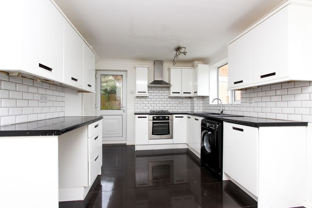 Property photo 2 of 11 Kitchen Area