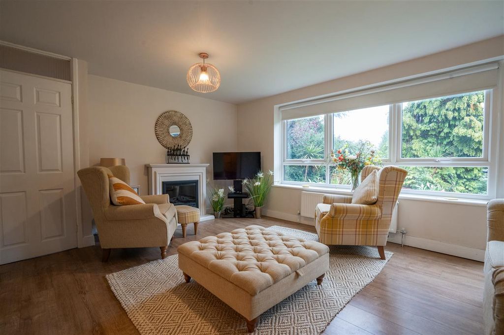 Property photo 2 of 14 Lounge