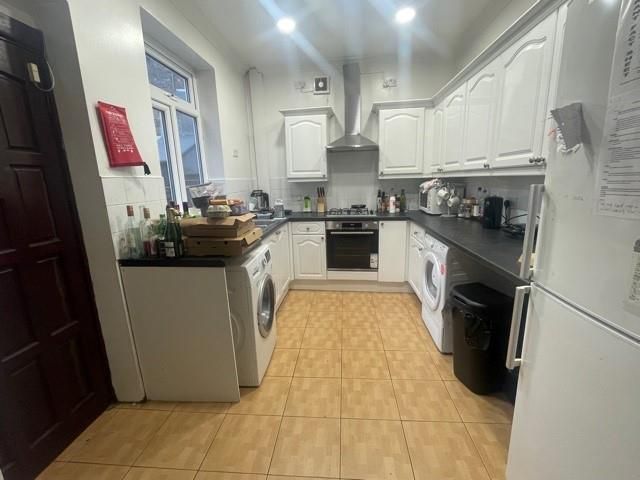 Property photo 3 of 10 Kitchen