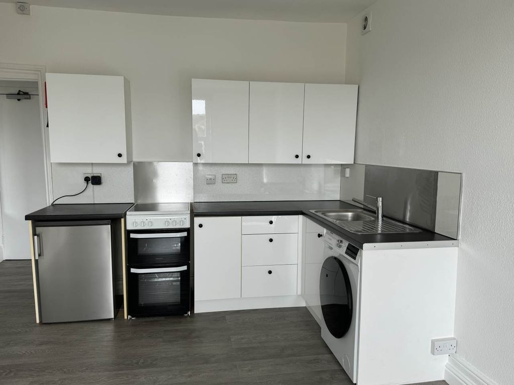 Property photo 3 of 6 Kitchen