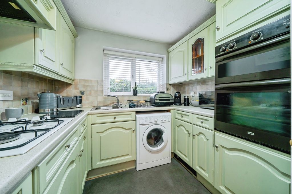 Property photo 3 of 12 Kitchen