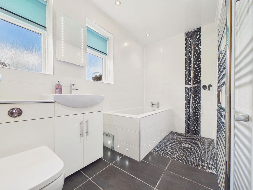 Property photo 3 of 20 Bathroom