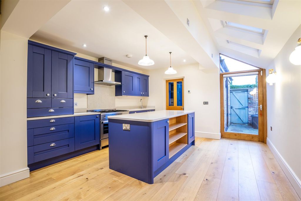 Property photo 1 of 15 North Parade (5 Of 24).Jpg