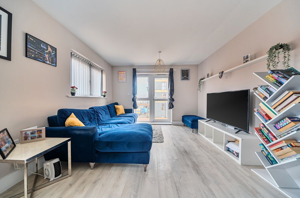 Property photo 3 of 17 1415868-10-698F05...