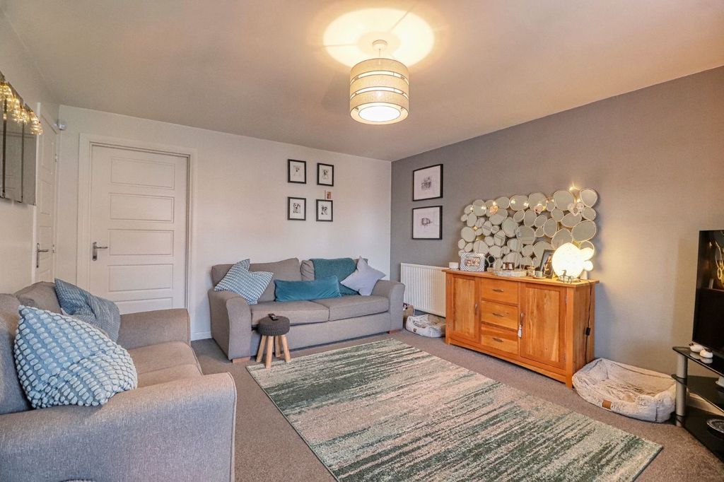 Property photo 3 of 17 Lounge